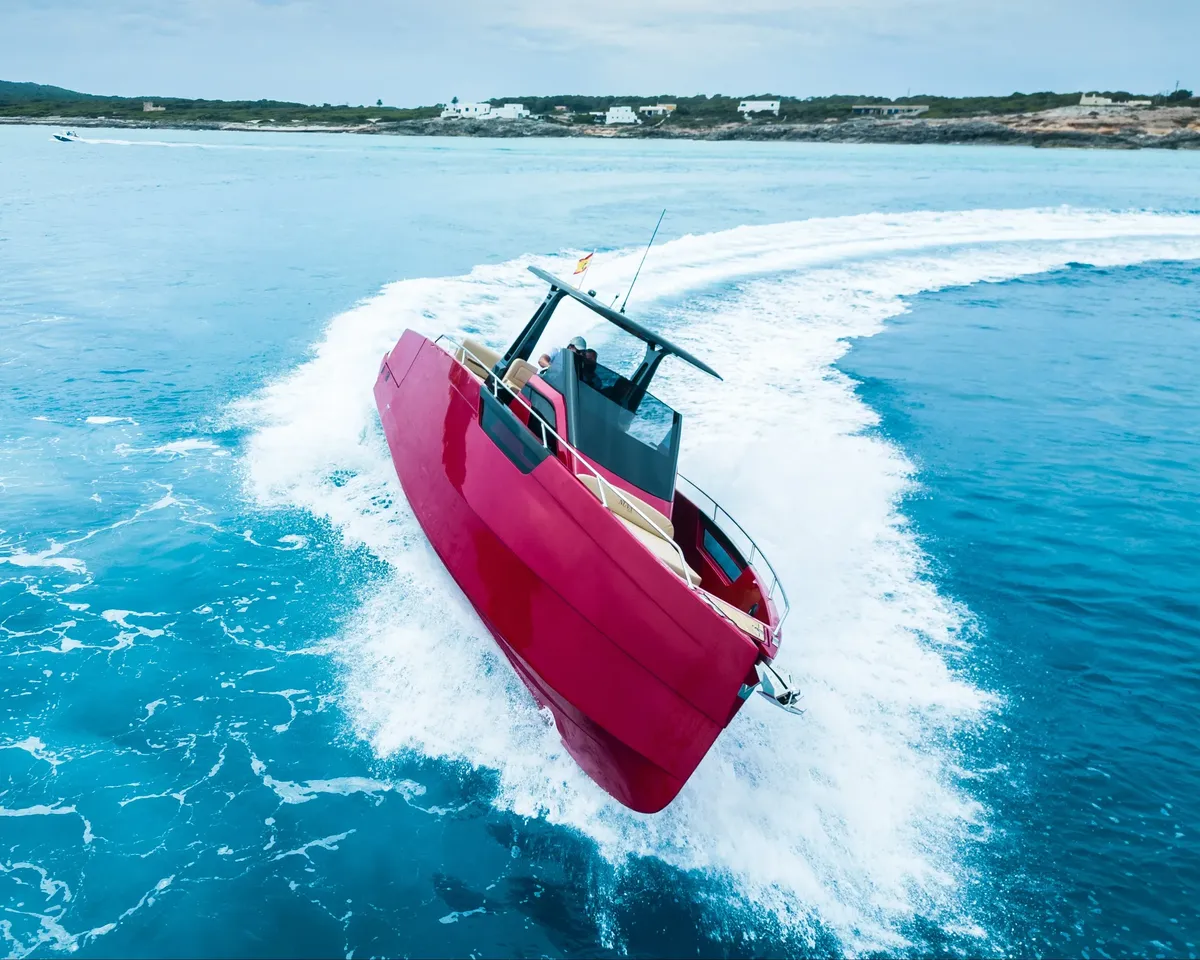 NUVA Yachts M11 Open: Ein rotes Schnellboot fährt auf dem Meer