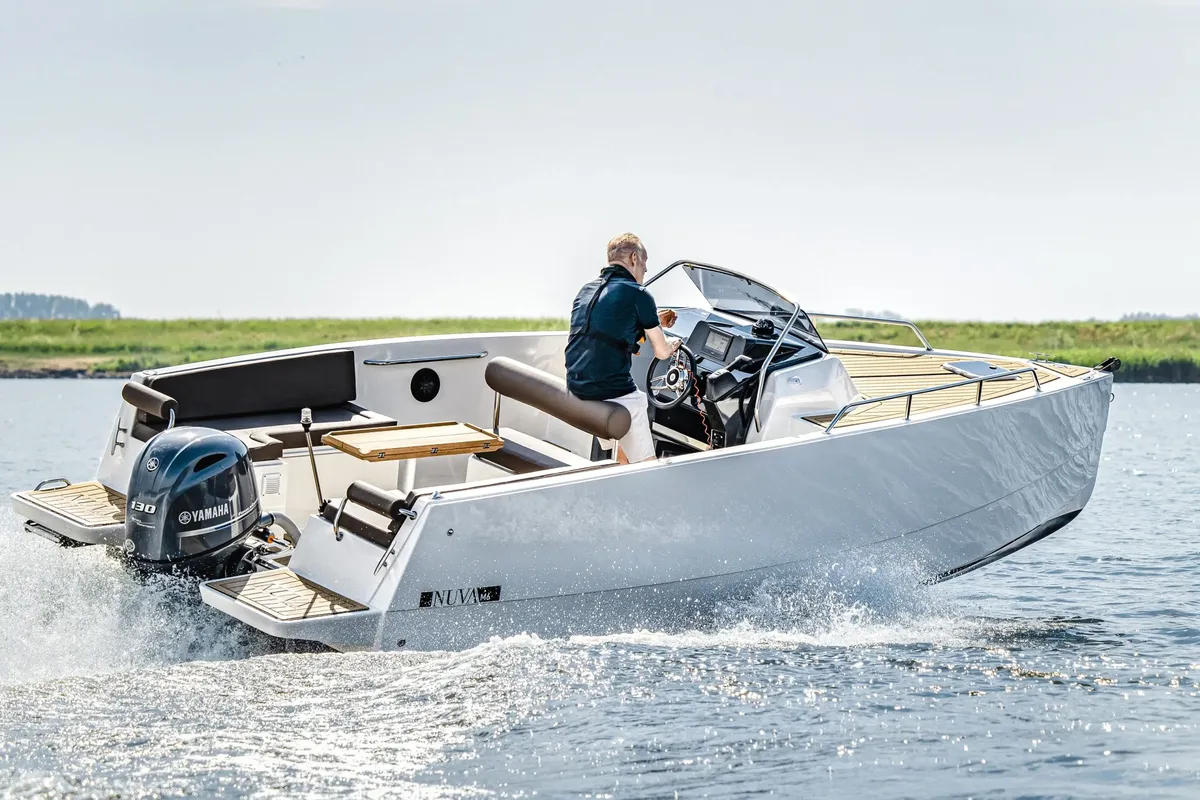 NUVA Yachts M6 Cabin: Promenade en bateau sur l'eau