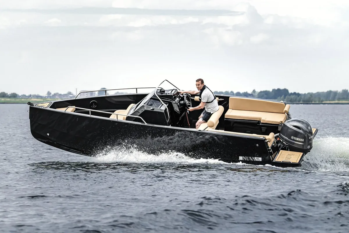 NUVA Yachts M6 Open: Boat cruising on water