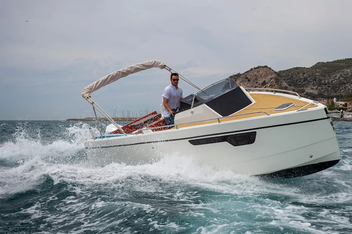 NUVA Yachts M8 Cabin: Bootsfahrt auf dem Meer