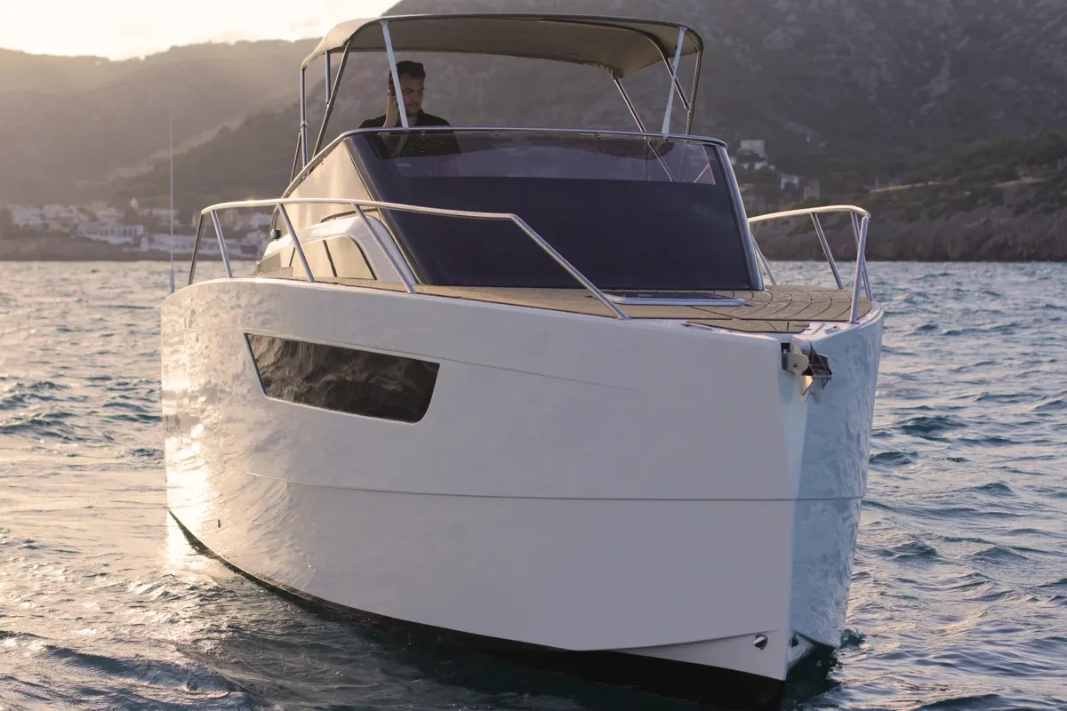 NUVA Yachts M9 Cabin: Bateau au mouillage au large de la côte