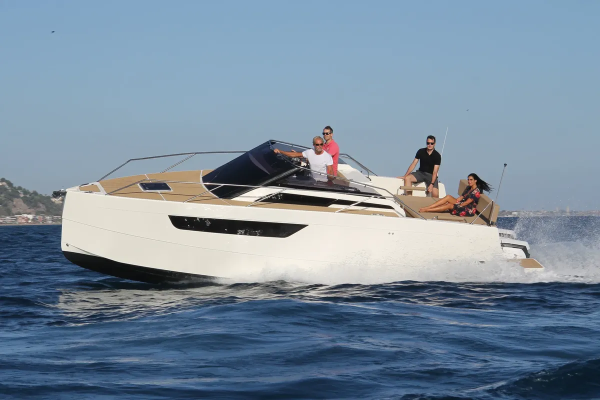NUVA Yachts M9 Cabin: Ein Boot, das auf dem Meer fährt und Personen an Bord hat