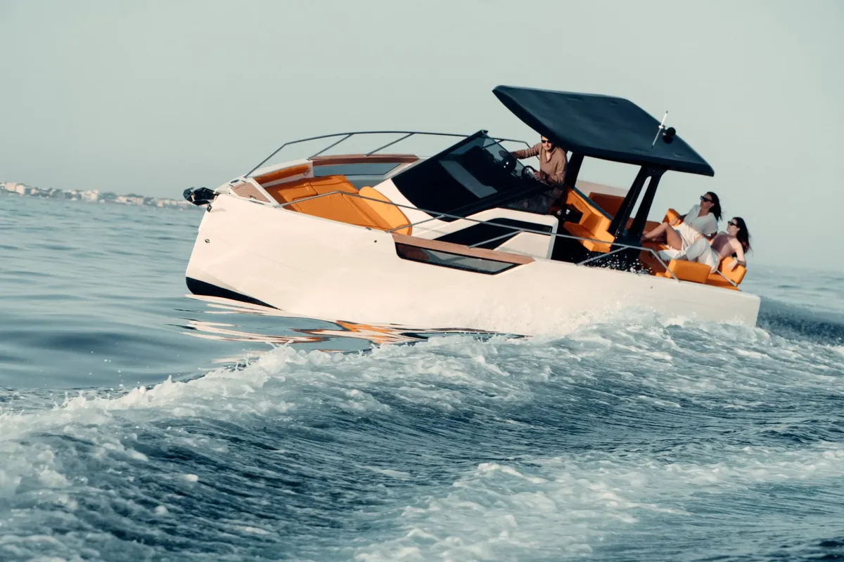 NUVA Yachts M9 Open: Bootsfahrt auf dem Meer