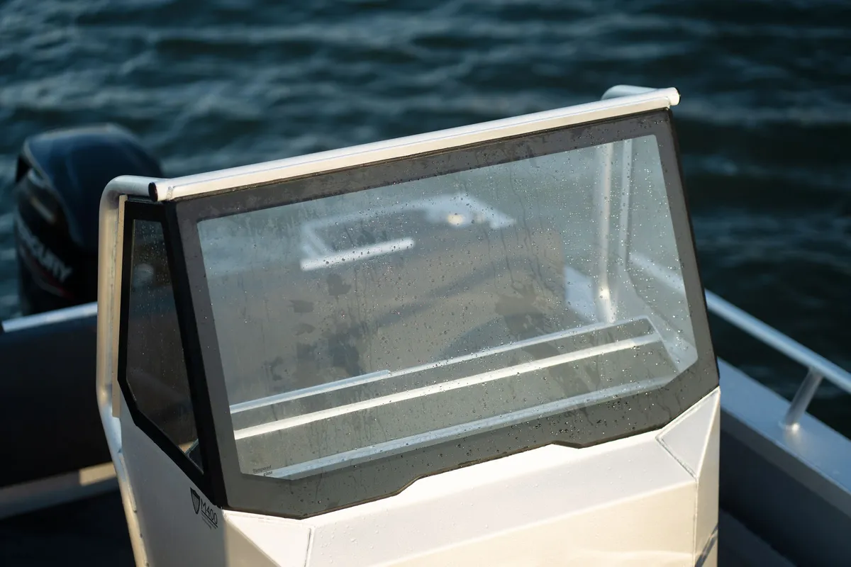 Ockelbo B16AL: Windscreen of a boat with water droplets