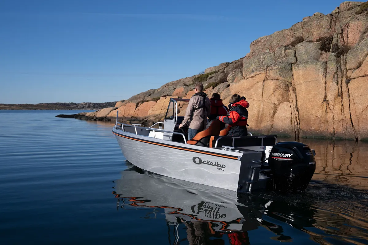 Ockelbo B18CC: Boat cruising near rocks