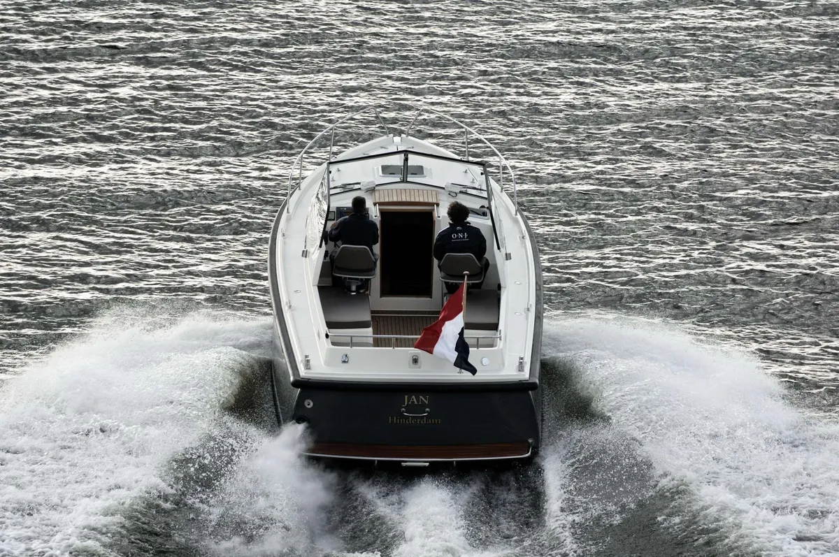 ONJ Motorboten Lobster 920 Open: Boat cruising with a wake