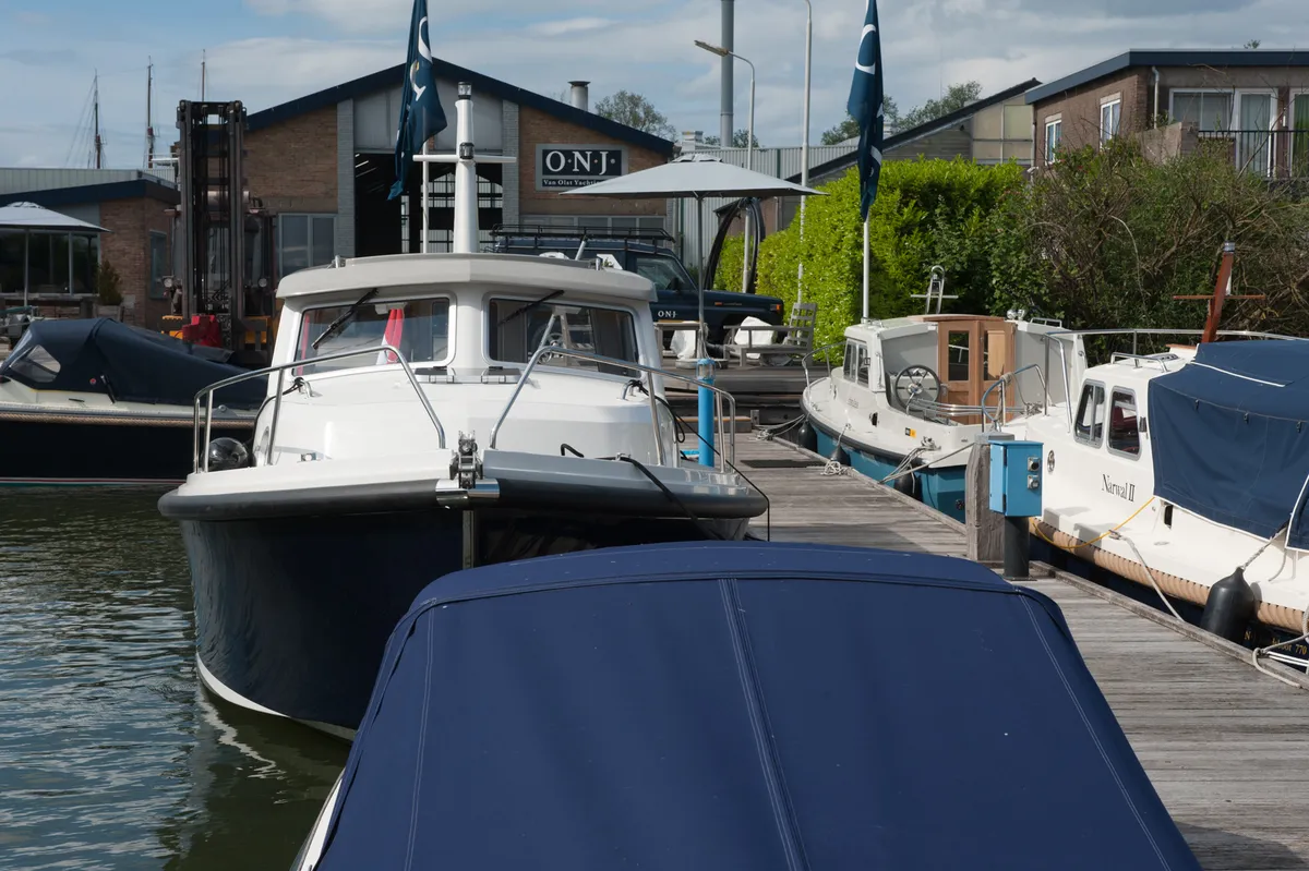 ONJ Motorboten Lobster 920 Twin OB: Boats moored in a marina