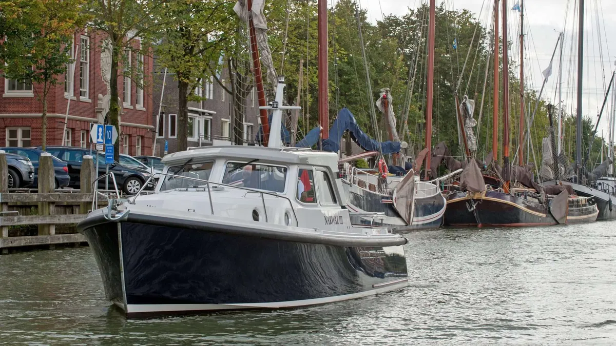 ONJ Motorboten Lobster 920: Motorboat cruising through the harbour