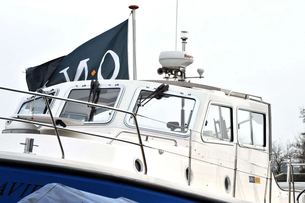 ONJ Motorboten Patrol 1020 Hardtop: Bateau avec timonerie et pavillon