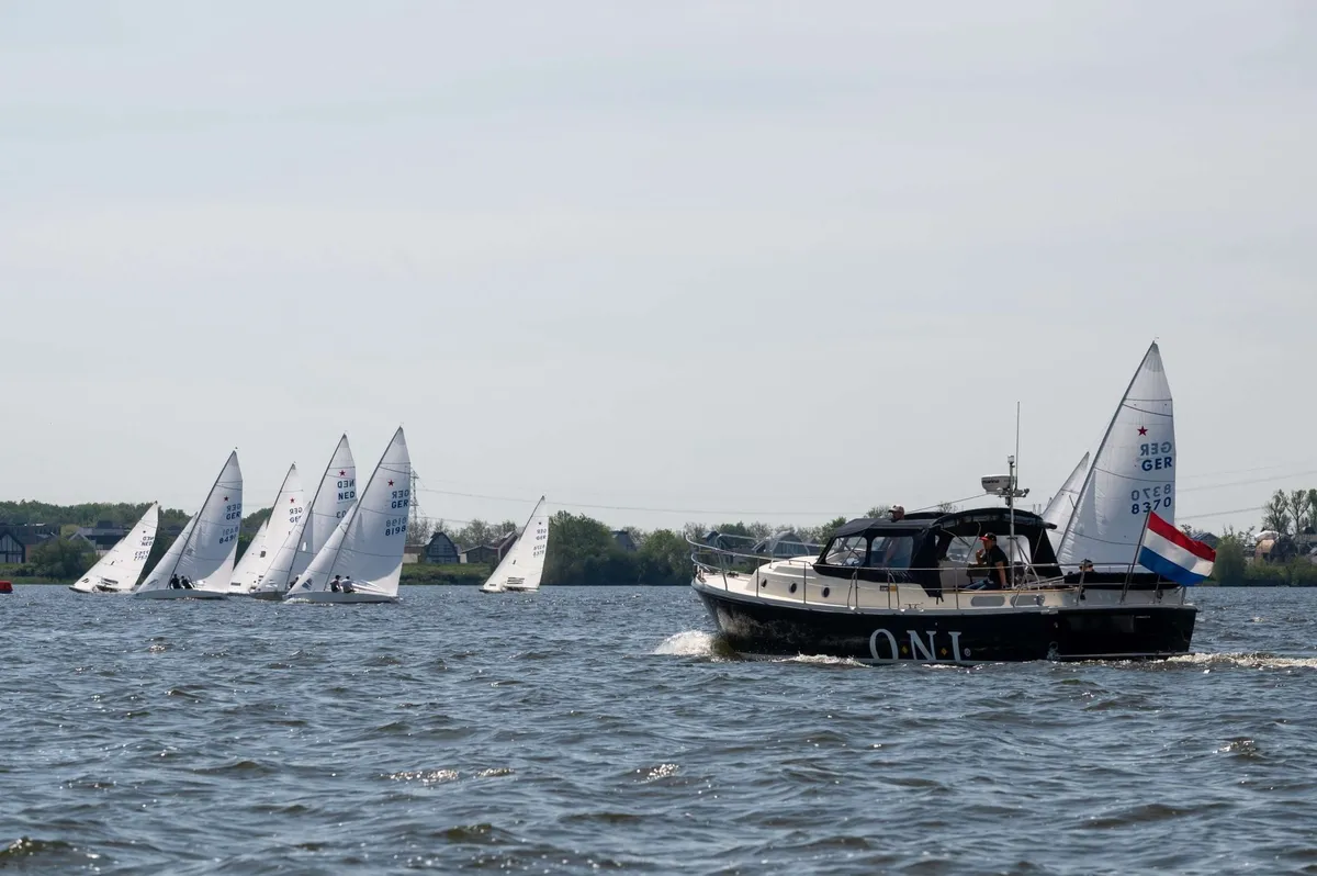 ONJ Motorboten Patrol 1020 Open: Motorboat sailing amongst sailing boats