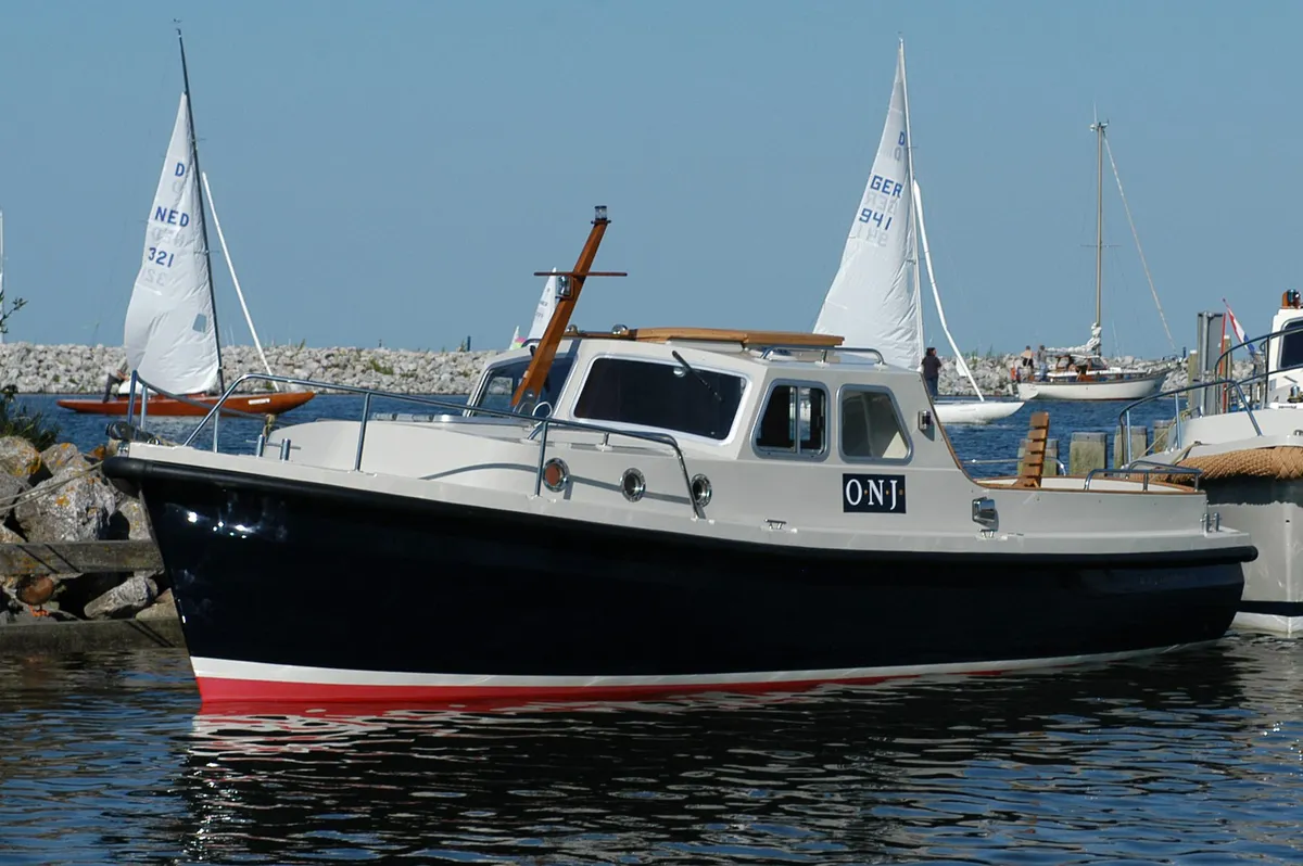 ONJ Motorboten Pilot 770: Motorboat moored at a marina