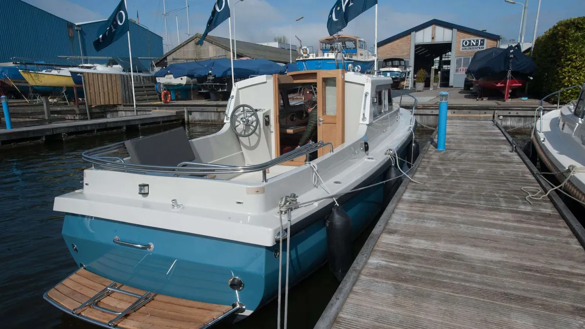 ONJ Motorboten Pilot 800: Ein am Steg festgemachtes Boot