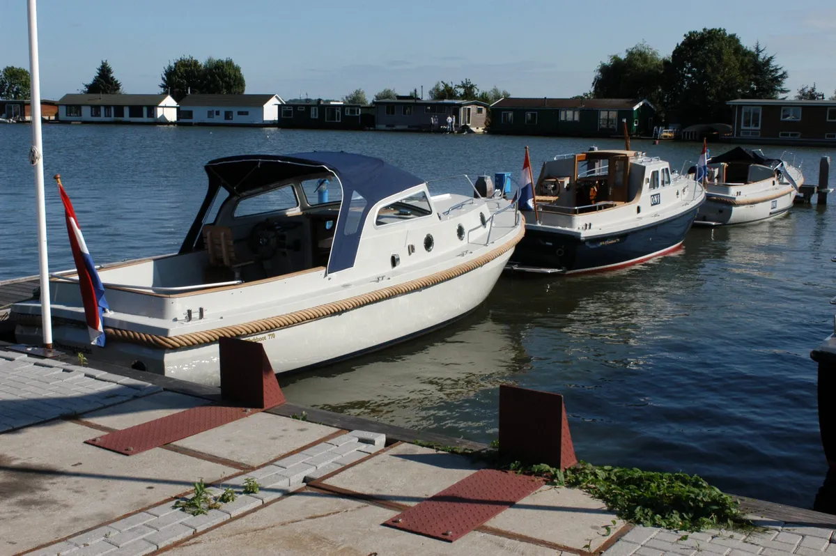 ONJ Motorboten Workboat 770 WS: Boats moored at the jetty