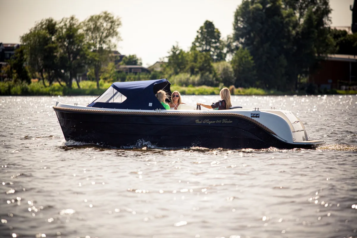 Oud Huijzer 616: Boat cruising on water with women