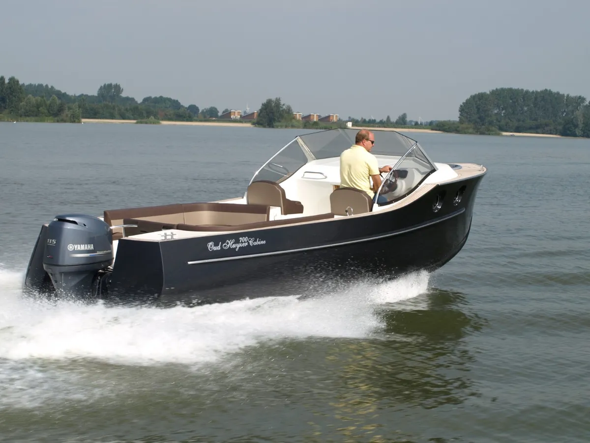 Oud Huijzer 700 Cabin: Bootsfahrt auf dem Wasser
