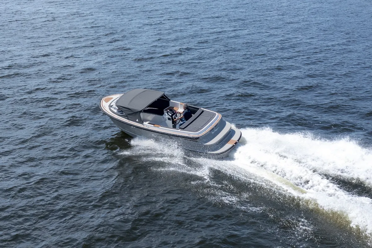 Oud Huijzer 740: Boat cruising with a wake