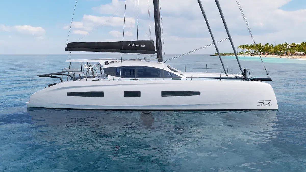 Outremer Catamarans 57: Katamaran auf dem Meer in Strandnähe