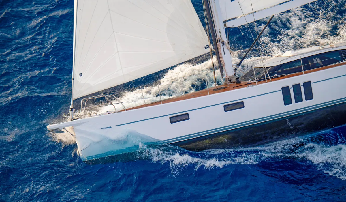 Oyster Yachts 565 Series II: Un voilier fendant les vagues