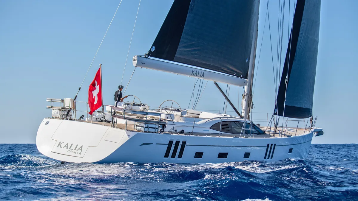 Oyster Yachts 745: Segelboot mit schwarzen Segeln auf dem Meer