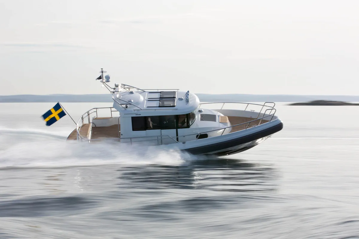 Paragon Yachts 25 Cabin: Boat cruising under the Swedish flag