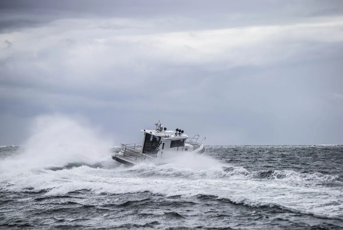 Paragon Yachts 31 Cabin: Boat cruising through rough waves