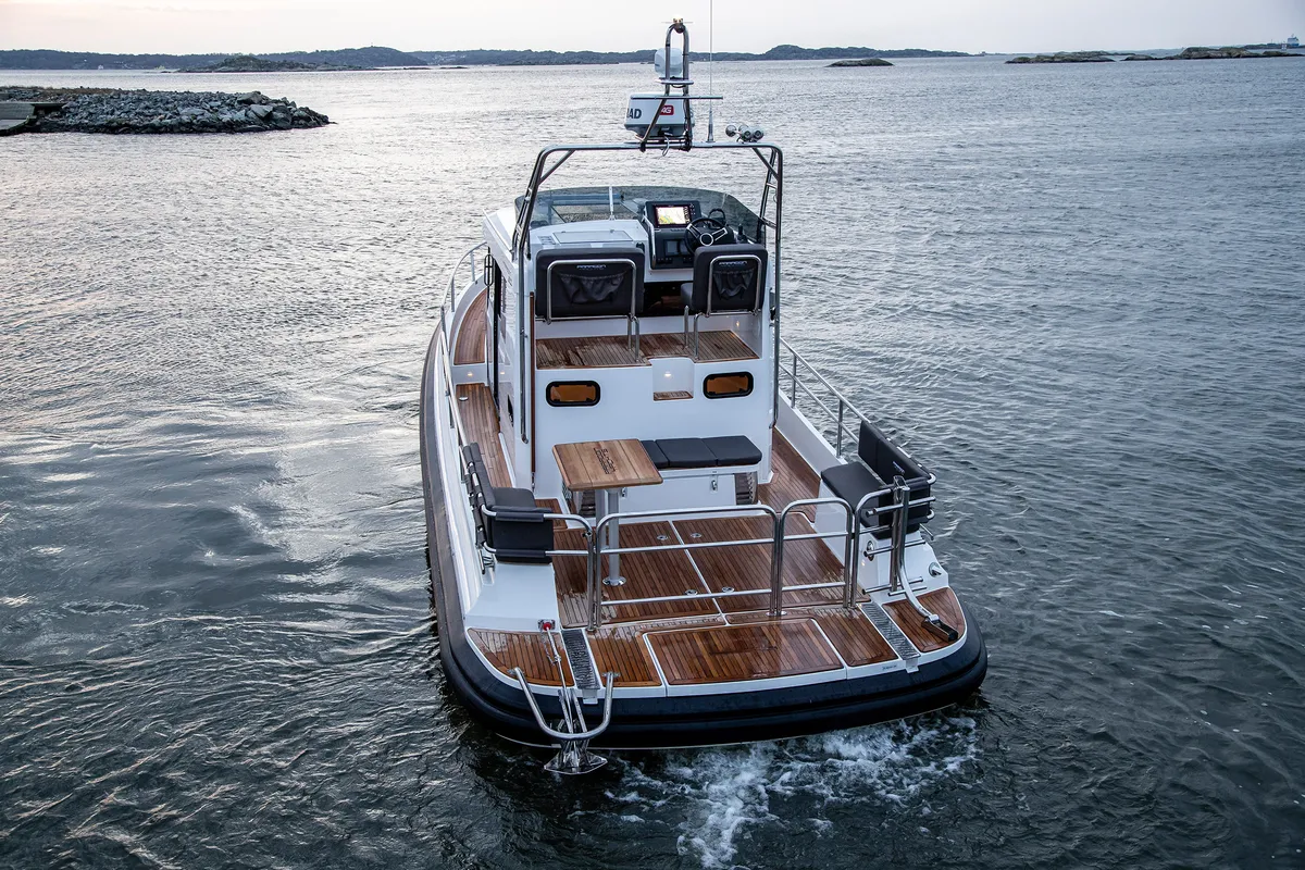 Paragon Yachts 31 Flybridge: Boat stern with teak deck