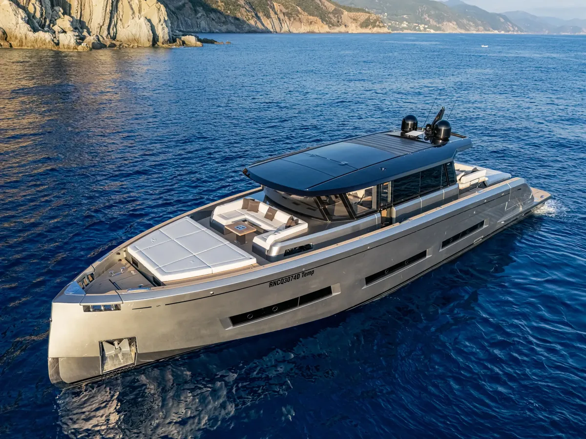 Pardo Yachts GT75: Yacht cruising off the coast