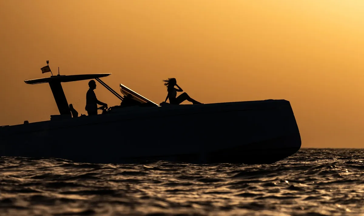 Pardo Yachts P38: Silhouette of a boat at sunset