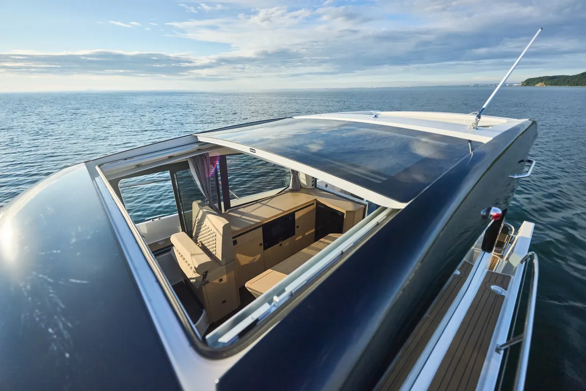 Parker Poland 110 Monaco: Boot mit offenem Dach und Meerblick