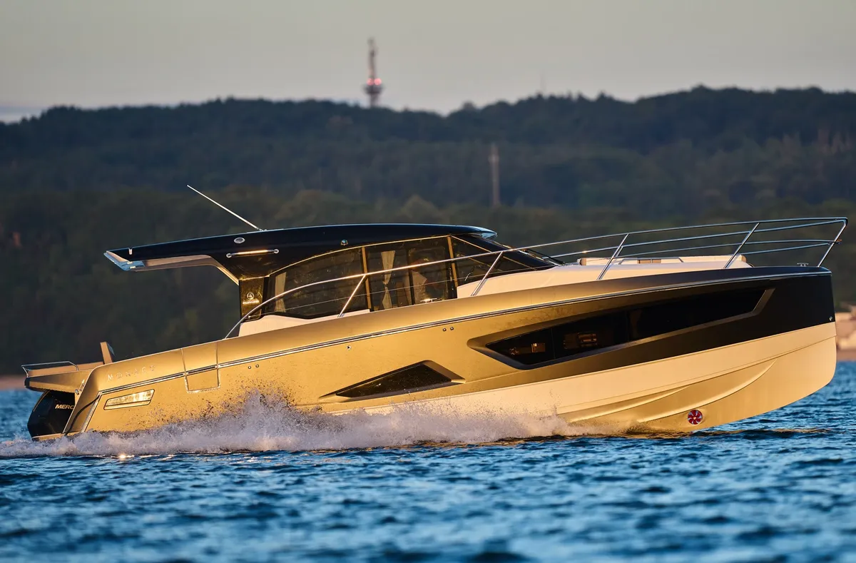 Parker Poland 110 Monaco: Yacht cruising on the water