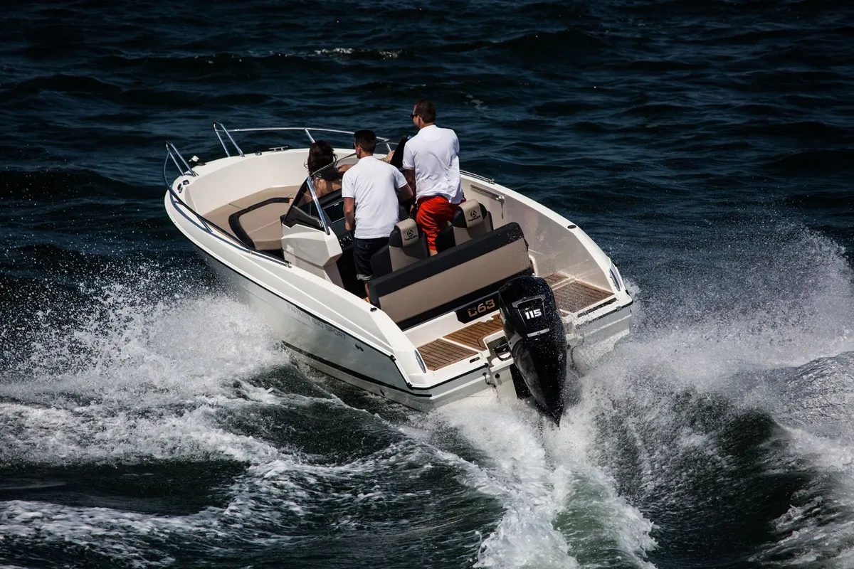 Parker Poland 630 Bow Rider: Bootsfahrt auf dem Meer