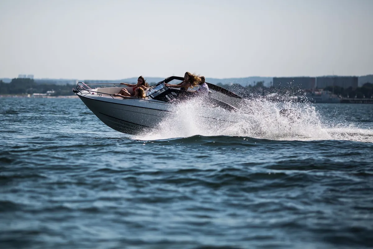 Parker Poland 630 Bow Rider: Boat travelling at high speed