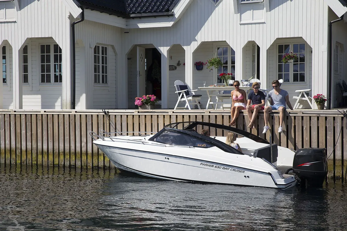 Parker Poland 630 DC: Boat moored by the house