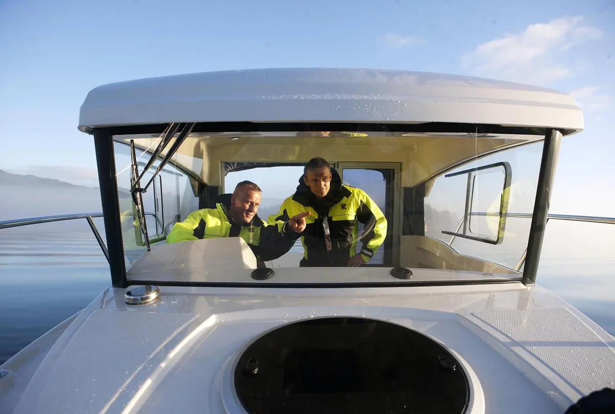 Parker Poland 660 Weekend: Two men on a boat