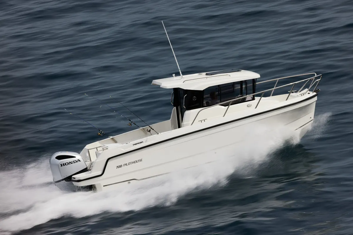 Parker Poland 700 Pilothouse: Boat cruising at sea