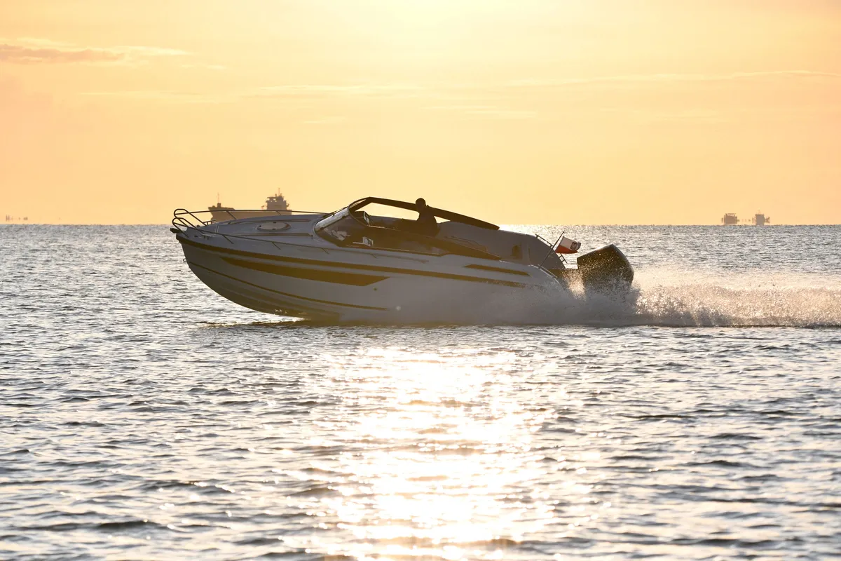Parker Poland 720 Adventure: Schnellbootfahrt bei Sonnenuntergang
