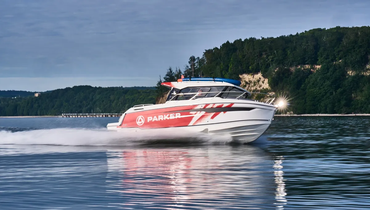 Parker Poland 760 Quest: Speedboat cruising across the water