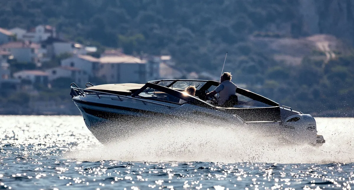 Parker Poland 780 Escape: Speedboat cruising with spray