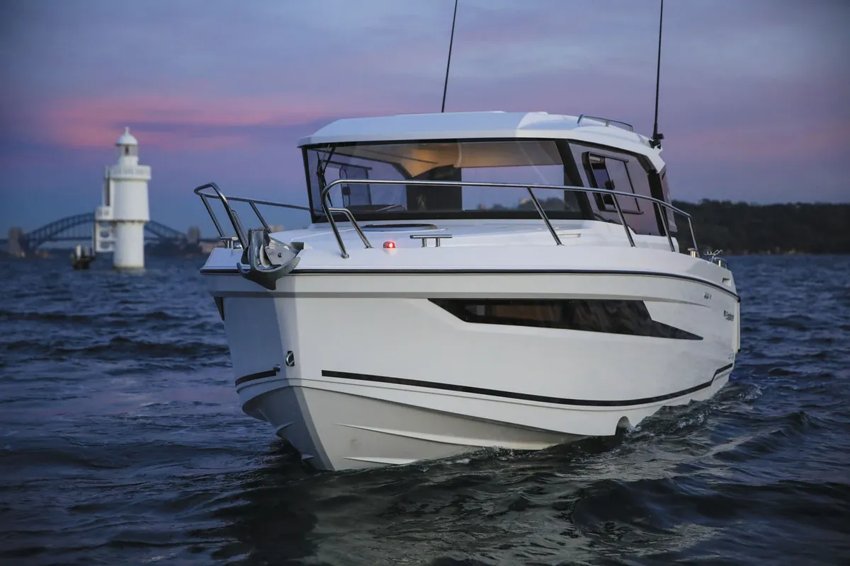 Parker Poland 790 Explorer: Boat cruising past a lighthouse