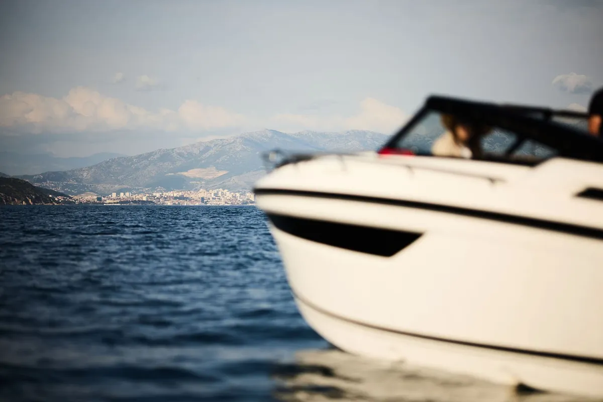 Parker Poland 800 Cruiser: Ein Boot auf dem Meer vor der Küste