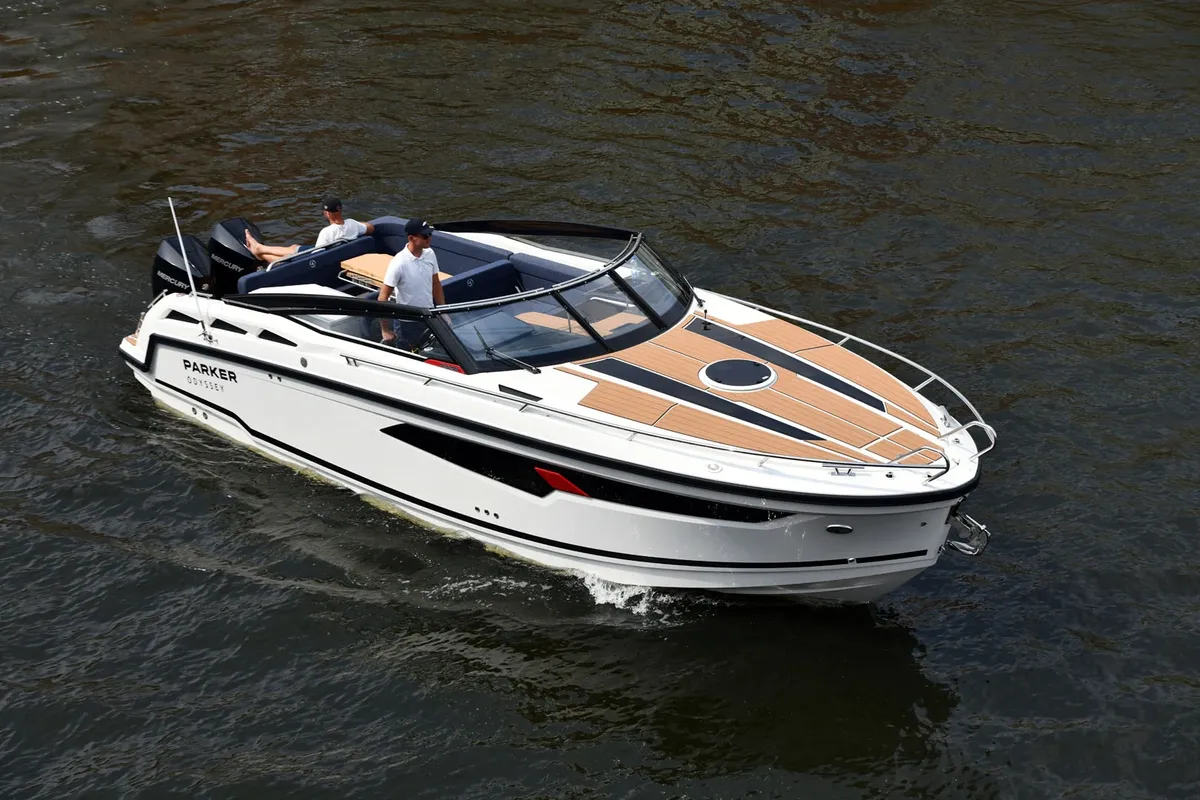 Parker Poland 910 Odyssey: Boat cruising on water