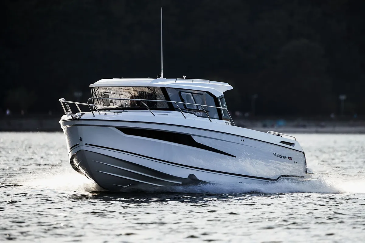Parker Poland 920 MAX: Boat cruising on water