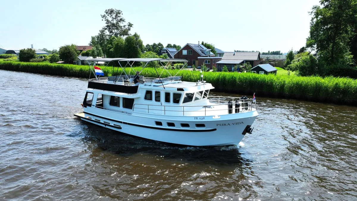 Pedro-Boat Bora 43: Motorboat cruising on a canal