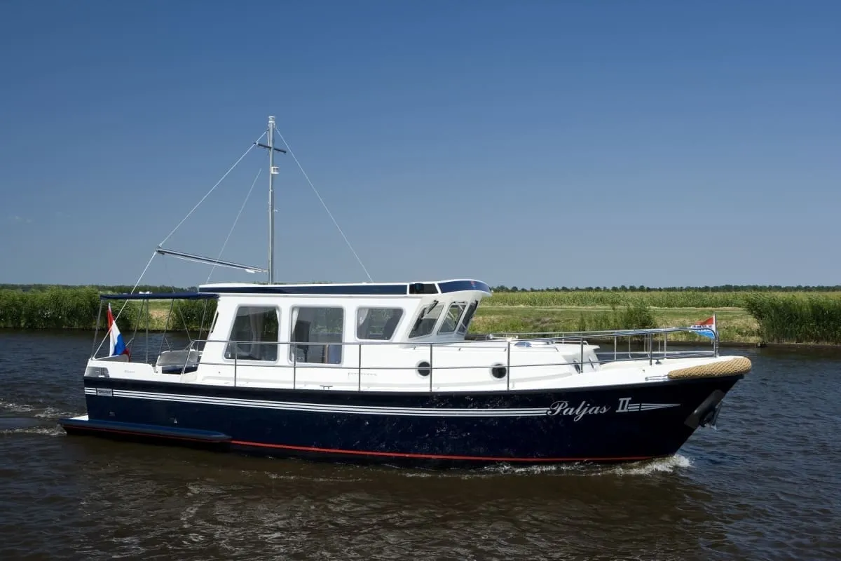 Pedro-Boat Donky 30: Motorboat cruising on a river
