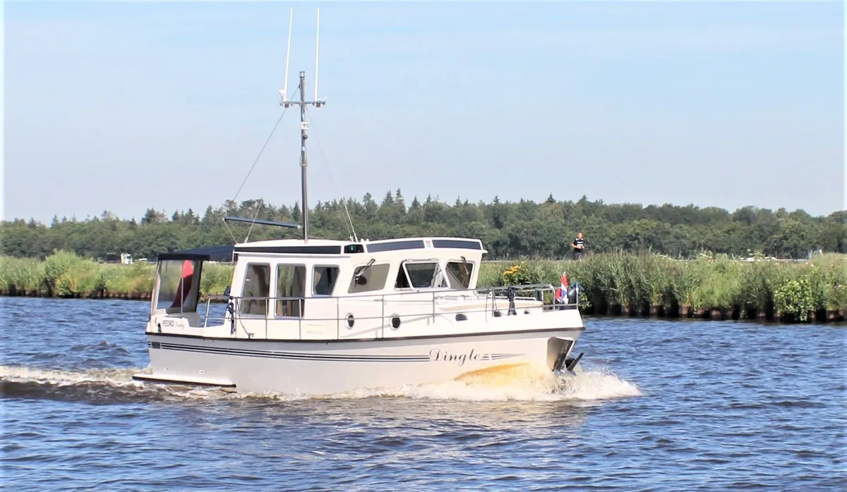 Pedro-Boat Donky 34: Motorboat cruising on the water