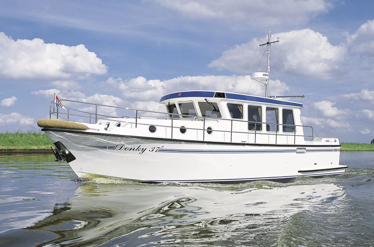 Pedro-Boat Donky 37: Motorboat cruising on the water
