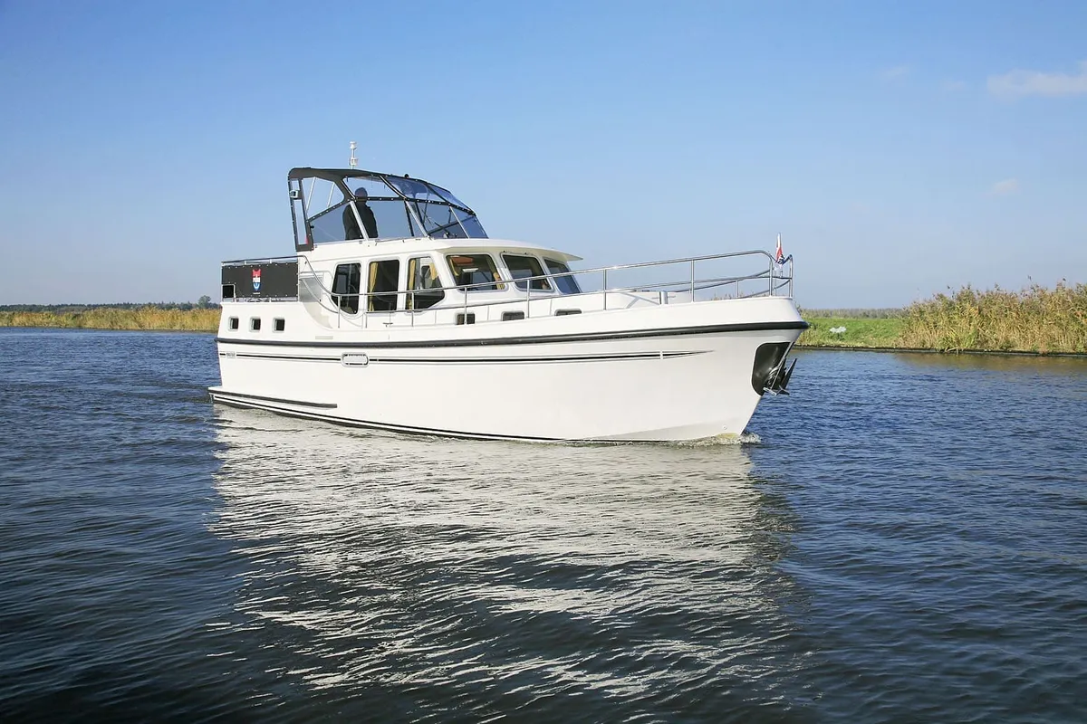 Pedro-Boat Levanto 32: Ein weißes Motorboot gleitet über das Wasser