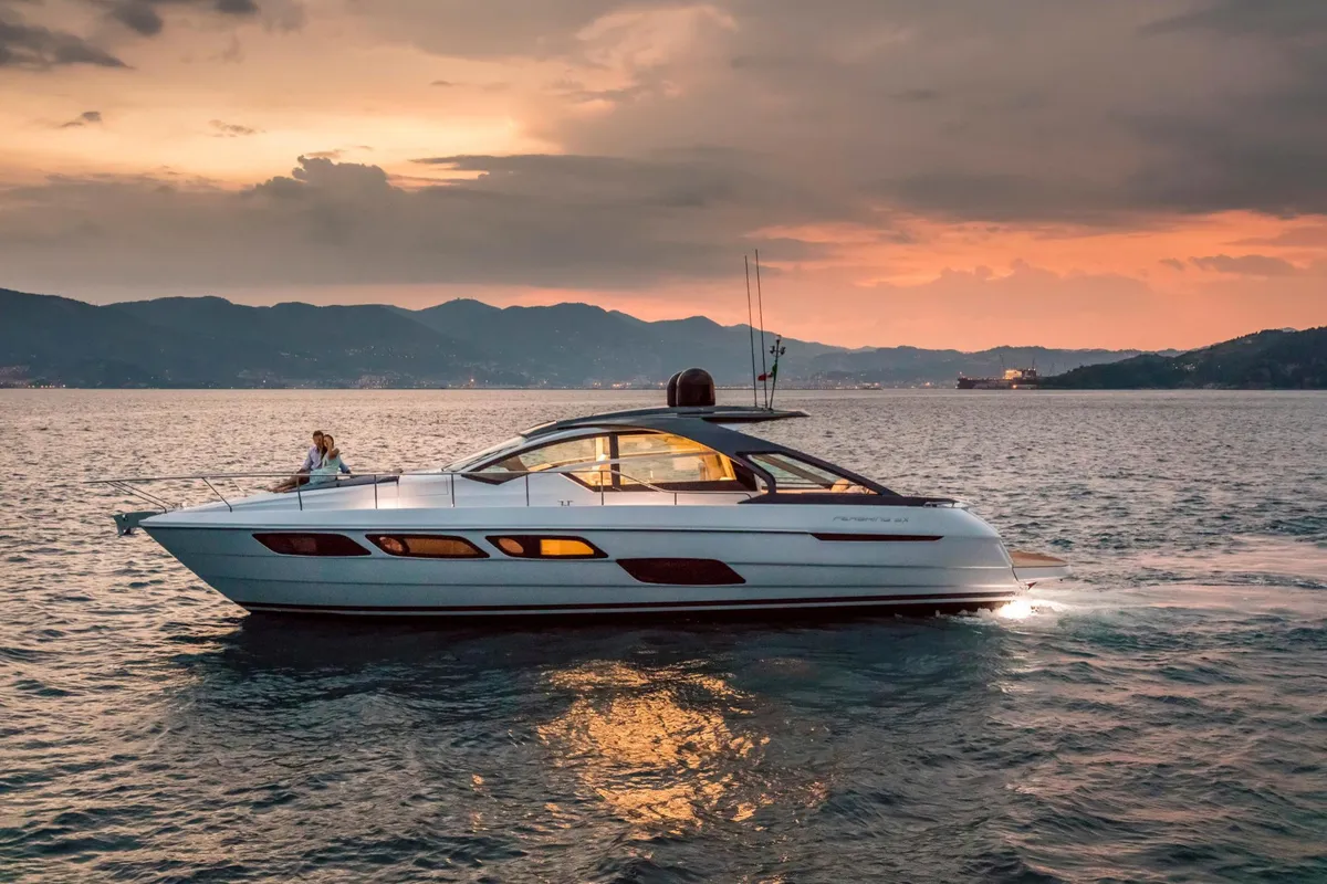 Pershing 5X: Yacht at sea at sunset