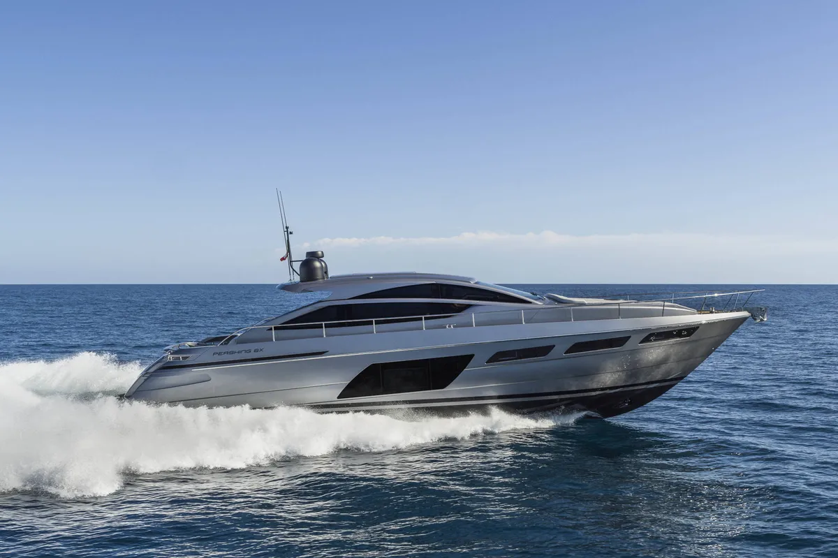 Pershing 6X: Un yacht blanc naviguant en mer