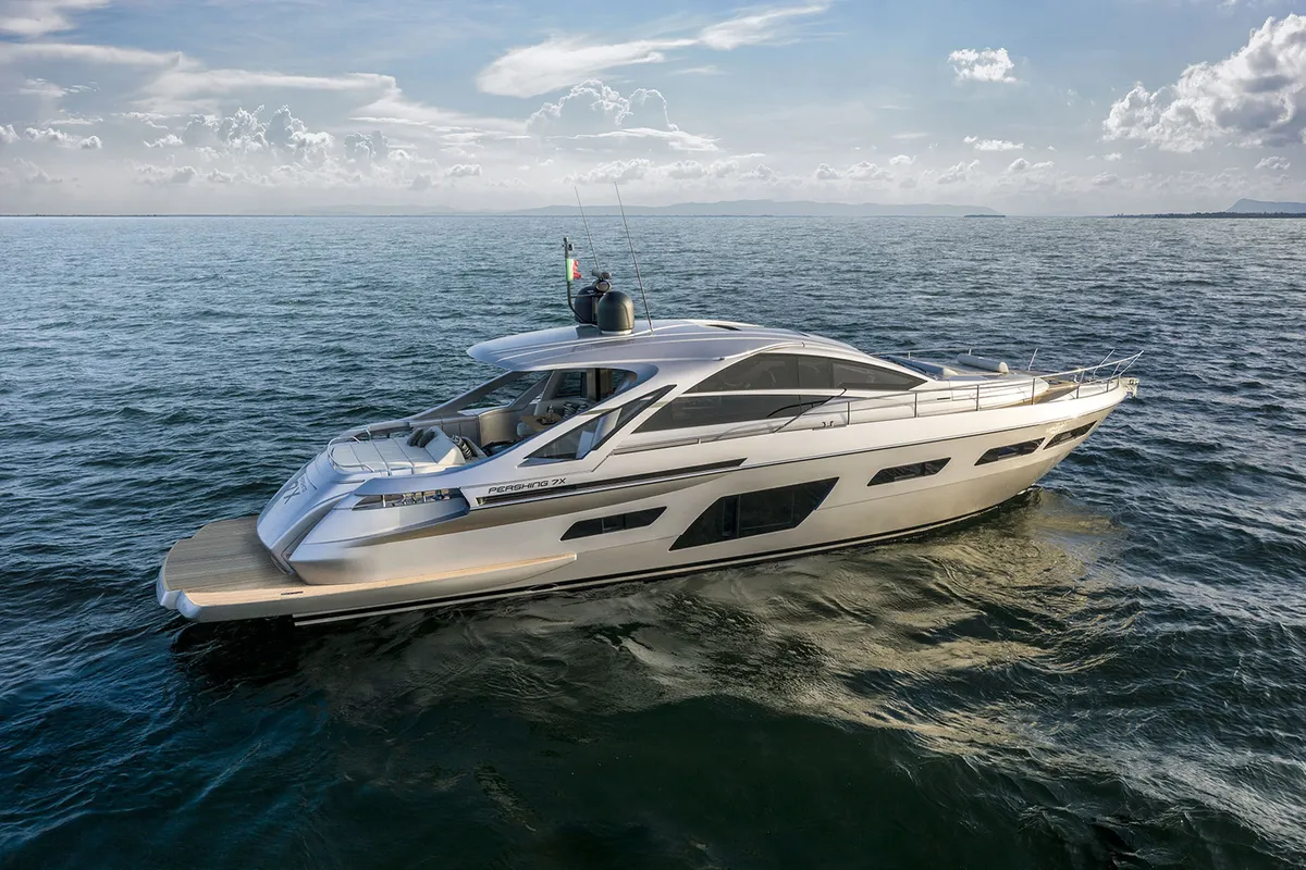 Pershing 7X: Motor yacht cruising at sea
